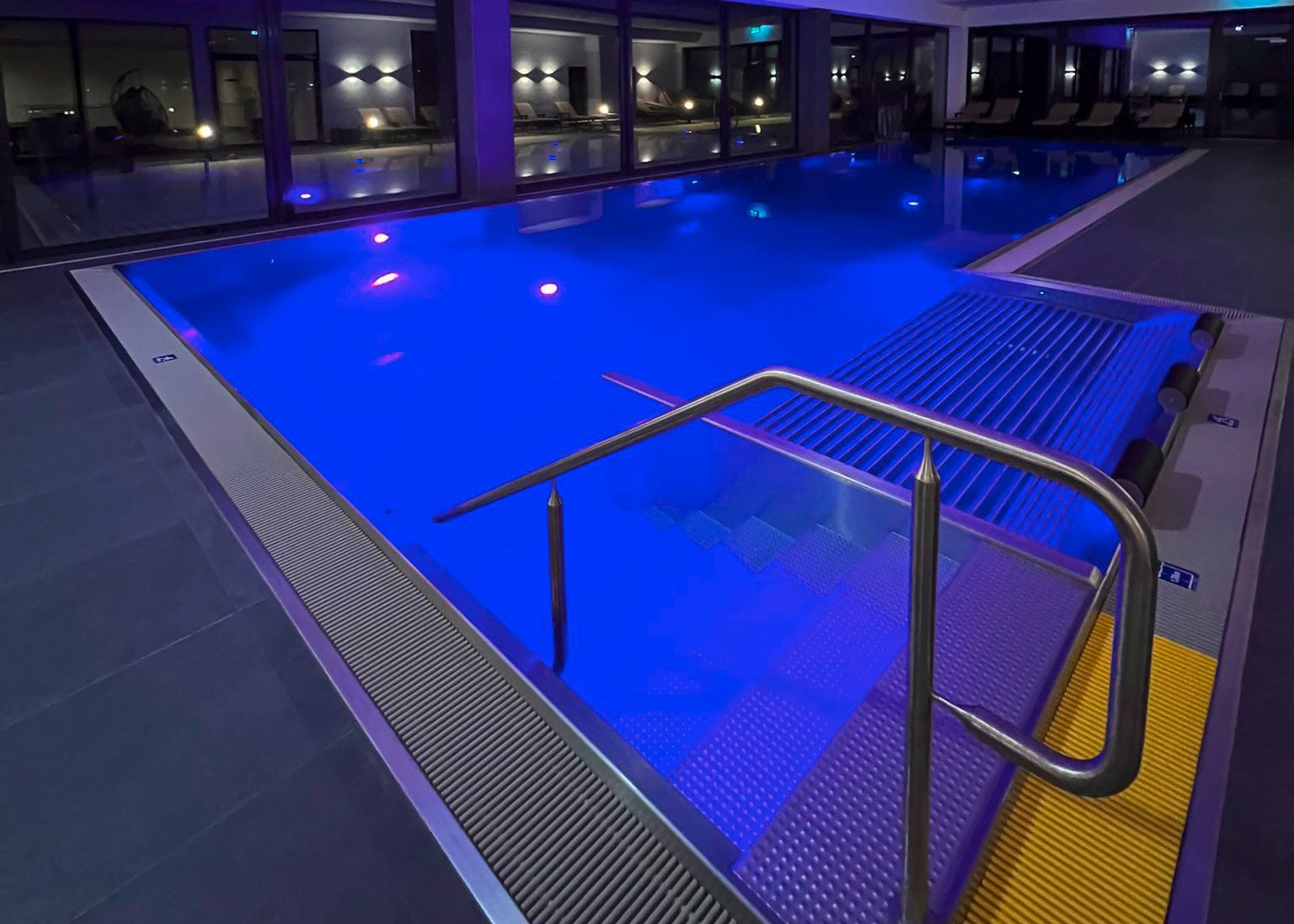 04292022-1410-0003 Hotel Rückseite mit Poolbereich